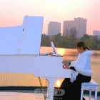 夕阳下的钢琴