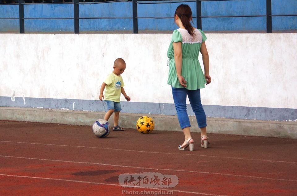母子踢足球 by 拍客wgj1954 快拍作品_成都图片